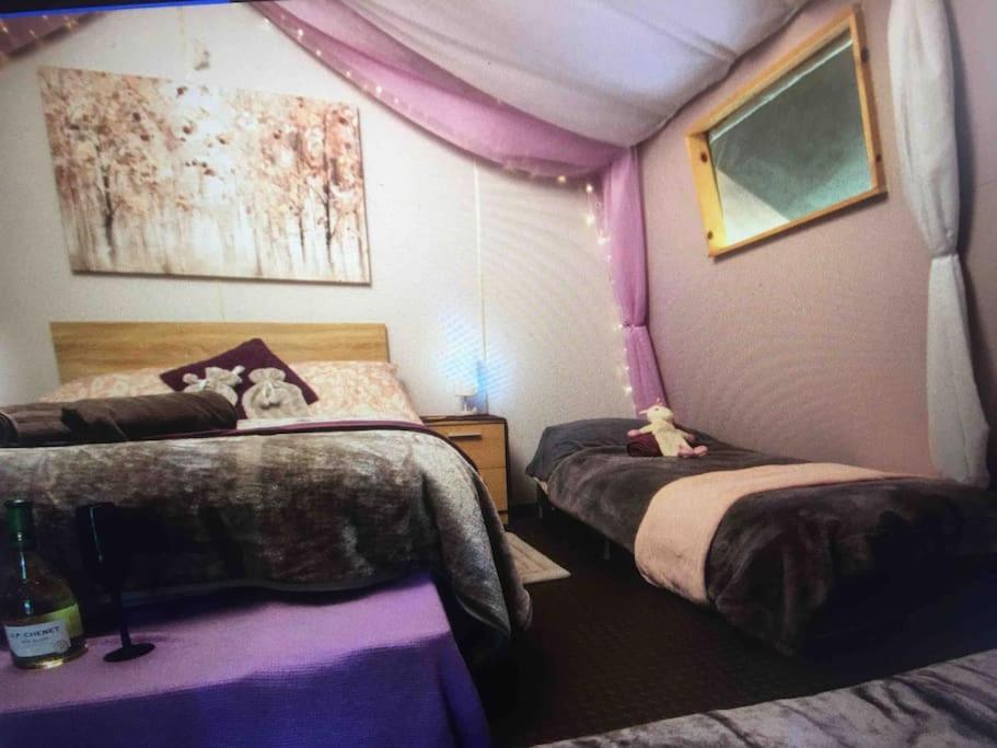 Cosy Woodland Romantic Retreat With Log Fires And Nature Sturry 외부 사진