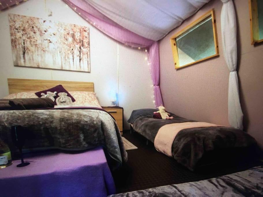 Cosy Woodland Romantic Retreat With Log Fires And Nature Sturry 외부 사진