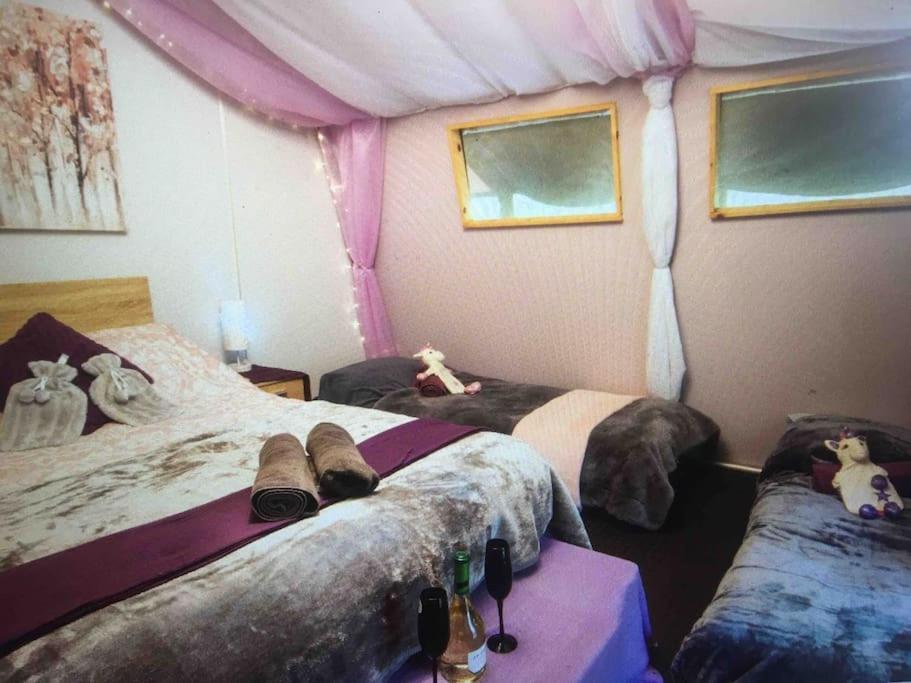 Cosy Woodland Romantic Retreat With Log Fires And Nature Sturry 외부 사진