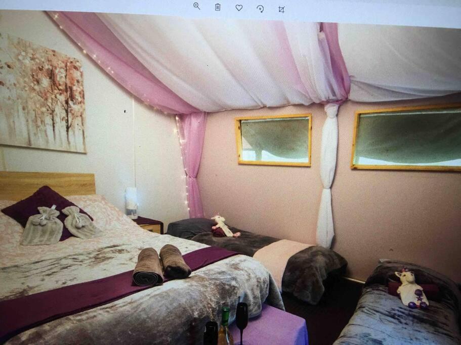 Cosy Woodland Romantic Retreat With Log Fires And Nature Sturry 외부 사진