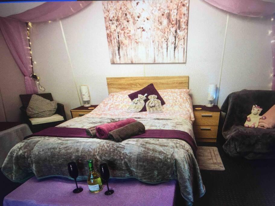 Cosy Woodland Romantic Retreat With Log Fires And Nature Sturry 외부 사진